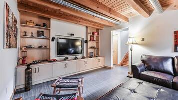 Smart-TV, Kamin, DVD-Player, Bücher