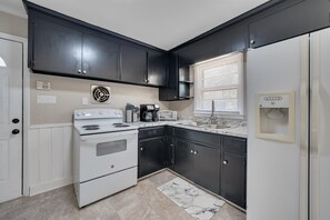 Cookware/dishes/utensils