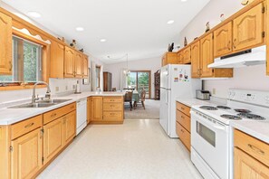 冷蔵庫、電子レンジ、オーブン、コンロ