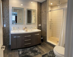 Serviettes fournies, savon