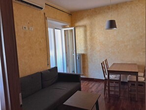 Living area - Comfortable family apartment 300 m from metro A Giulio Agricola  (Roma)