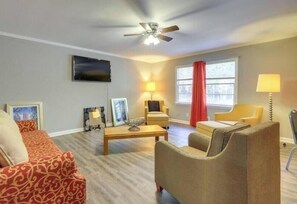 Living area - Cozy & Convenient Macon Home ~ 3 Mi to Town! (Macon)