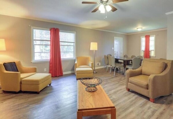 Living area - Cozy & Convenient Macon Home ~ 3 Mi to Town! (Macon)