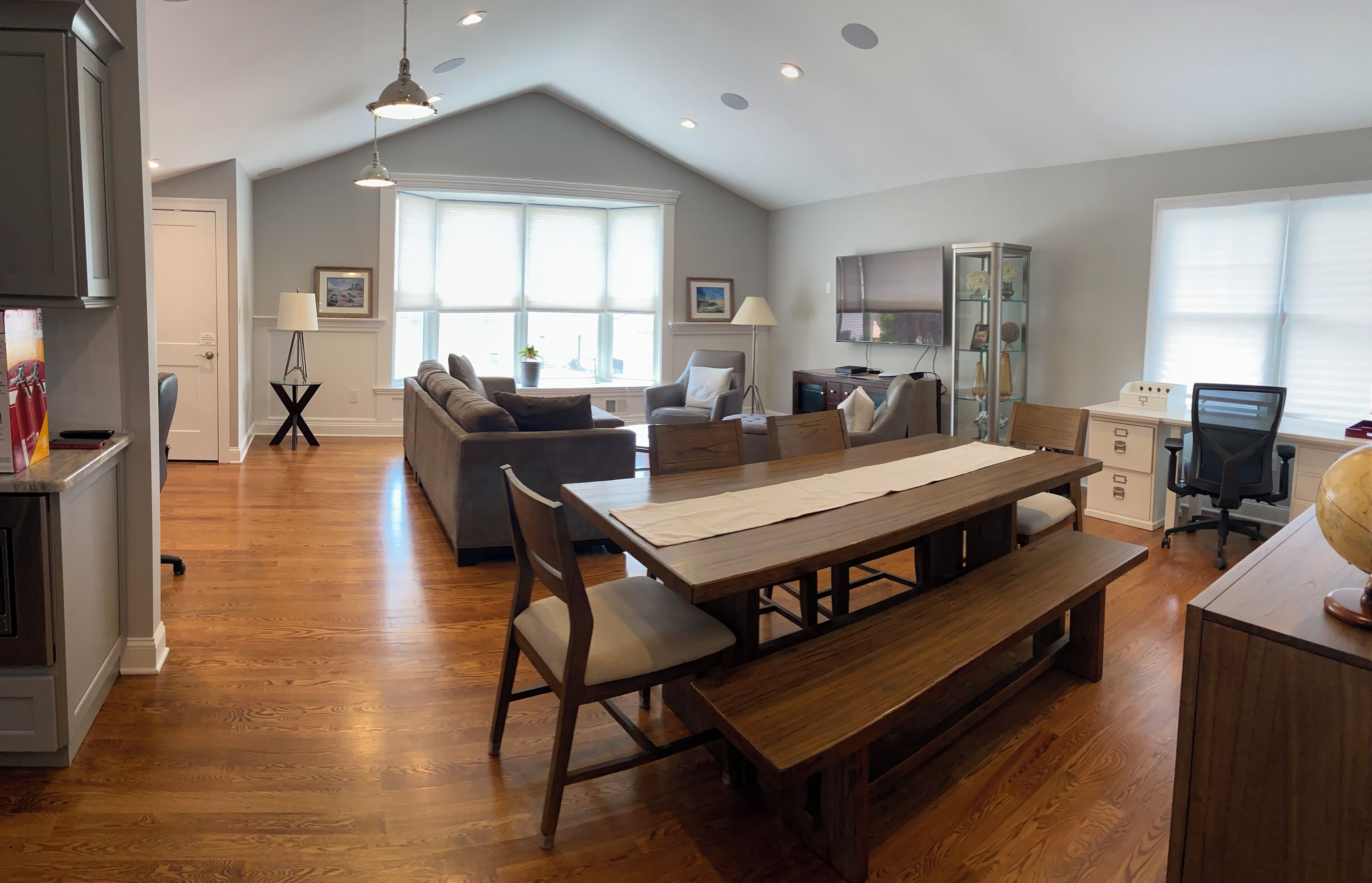 Modern Beauty- 3BR/2BA Apt. 10 miles from NYC. Natural Gas Grill & Fire Pit. 