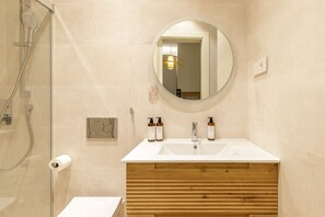 Douche, séchoir à cheveux, serviettes fournies