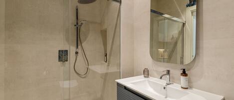 Shower, hair dryer, towels