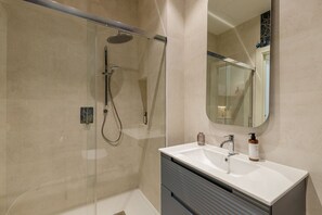 Douche, sèche-cheveux, serviettes fournies