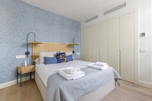 1 quarto, cofres nos quartos, ferros/tábuas de passar roupa