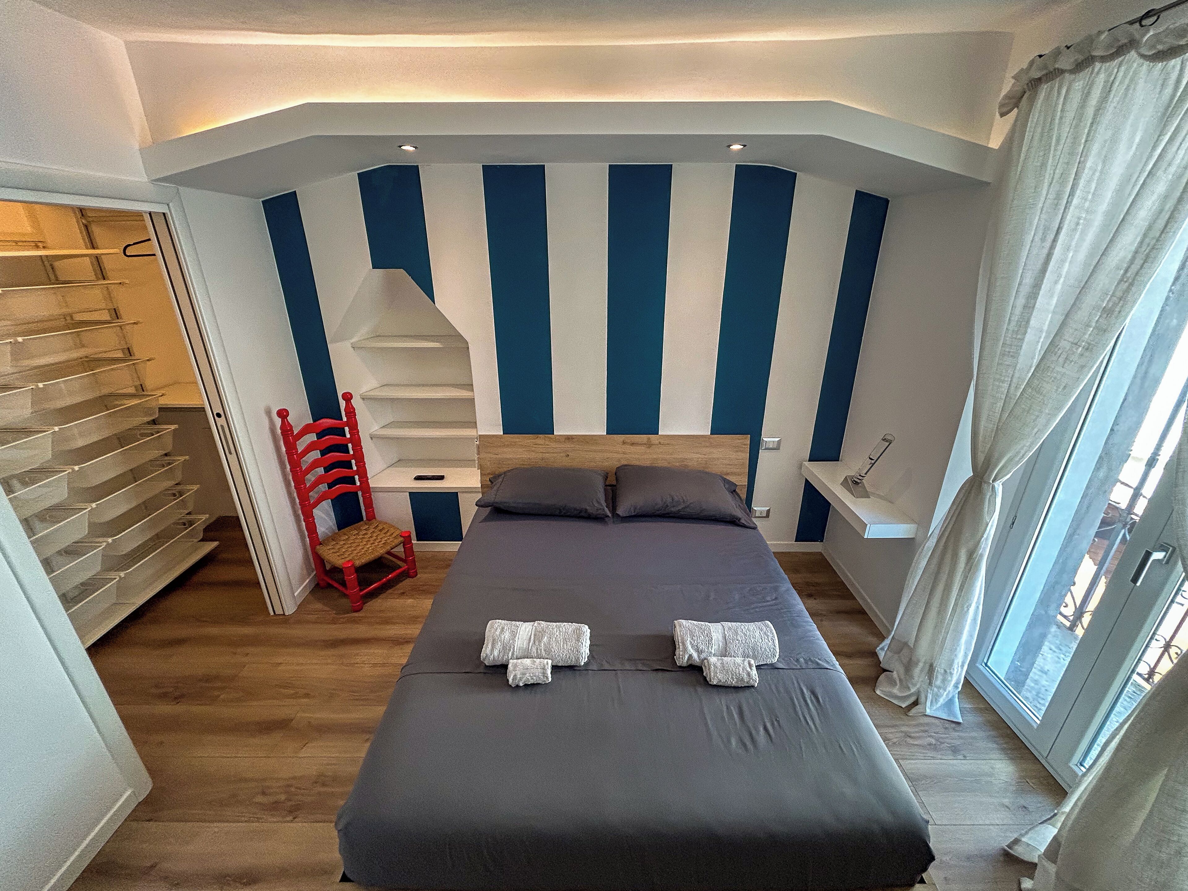 3 habitaciones, caja de seguridad en la habitación y escritorio 