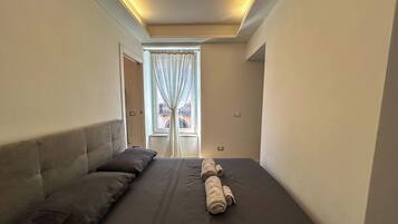 3 sovrum, värdeförvaringsskåp på rummet och skrivbord