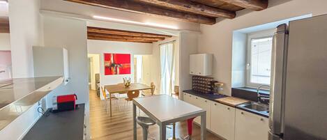 Een koelkast, een microgolfoven, een oven, een kookplaat