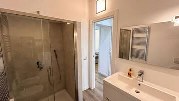 Regadera, amenidades de baño ecológicas, secadora de cabello, bidet