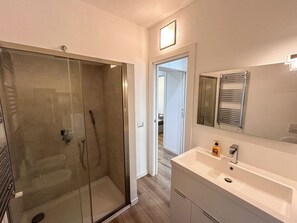 Dusche, umweltfreundliche Kosmetikartikel, Haartrockner, Bidet