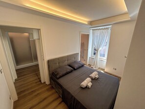 3 chambres, coffres-forts dans les chambres, bureau