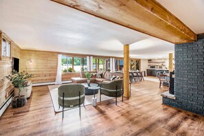 Una Smart TV, una chimenea, un reproductor estéreo