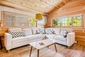 Una Smart TV, una chimenea, un reproductor estéreo