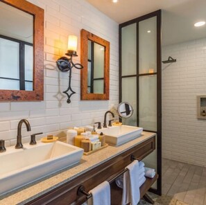 Shower, hair dryer, towels, soap - Luxurious 3 BDRM villa with private balcony overlooking beautiful Cabo San Lucas (Cabo San Lucas)