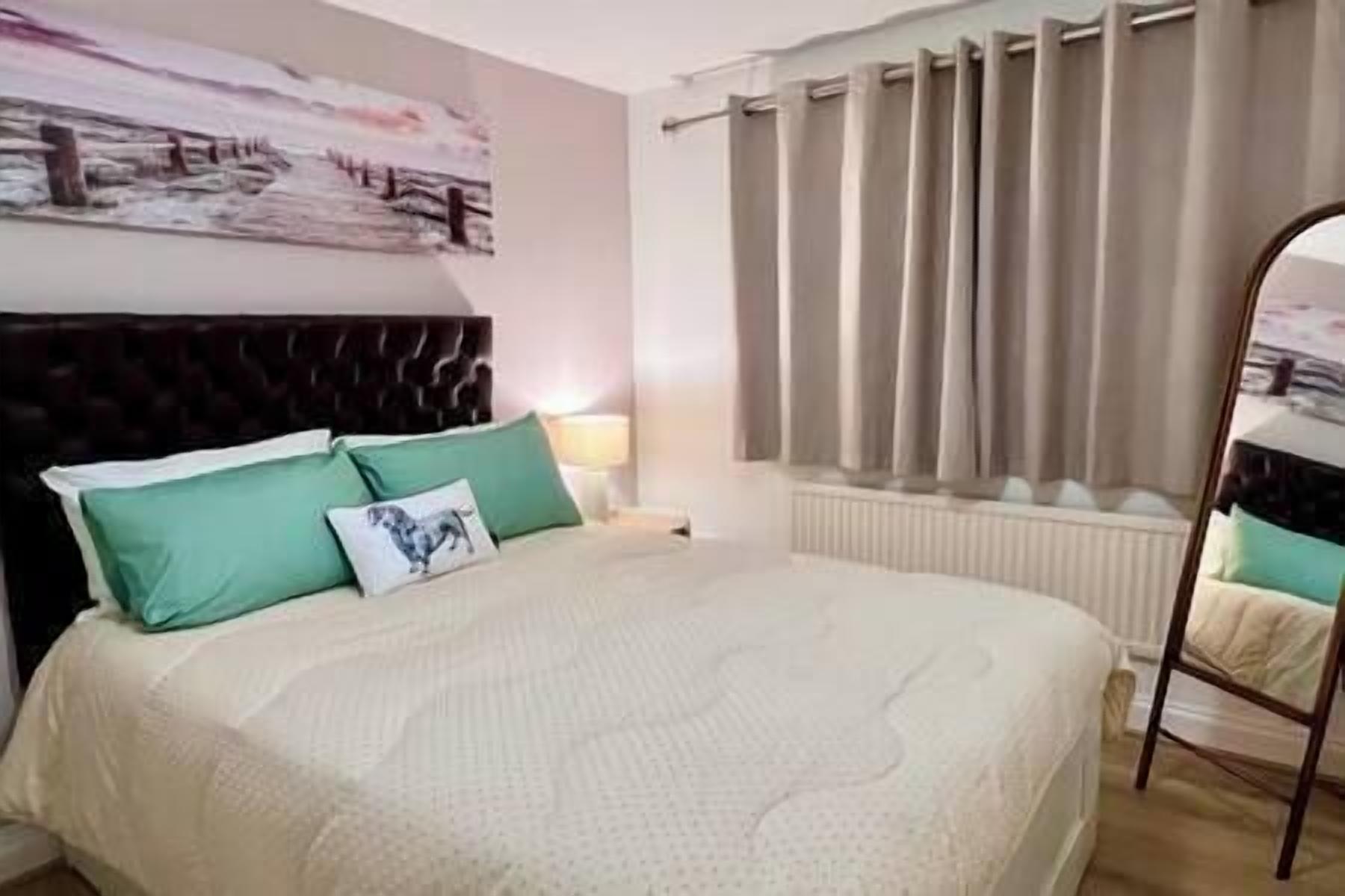 1 bedroom, desk, WiFi (free)
