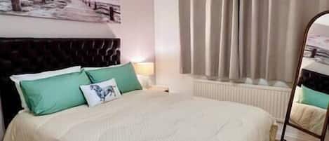 1 bedroom, desk, WiFi (free)
