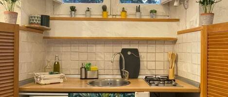 Mikrobølgeovn, kaffetrakter/tekoker, vannkoker og kjøkkenutstyr