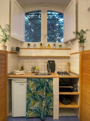 Micro-ondes, cafetière/bouilloire, bouilloire électrique