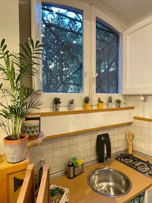 Micro-ondes, cafetière/bouilloire, bouilloire électrique