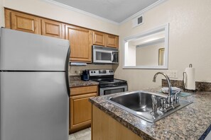 冷蔵庫、電子レンジ、オーブン、コンロ