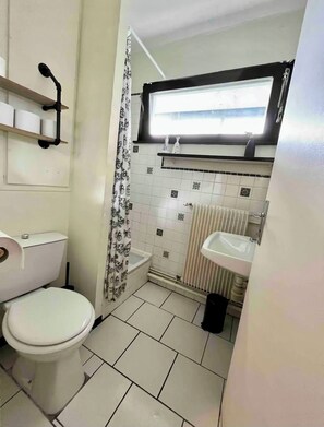 Dusche, Haartrockner, Toilettenpapier