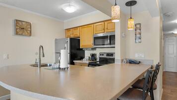 Coffee/tea maker, fridge, microwave, oven