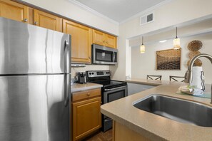 Fridge, microwave, oven, stovetop - Sunny 1BR w/ Balcony & Pool Access (Tampa)