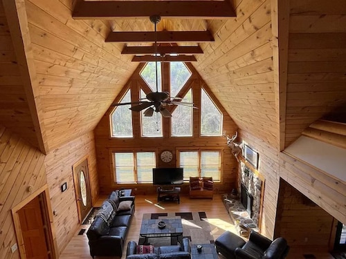 Amazing Grace log cabin home with 3 bedrooms, WiFi and AC in breathtaking Luray
