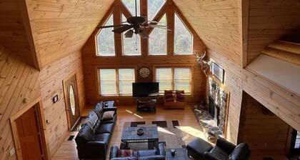 Amazing Grace log cabin home with 3 bedrooms, WiFi and AC in breathtaking Luray