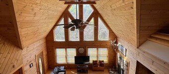 Amazing Grace log cabin home with 3 bedrooms, WiFi and AC in breathtaking Luray