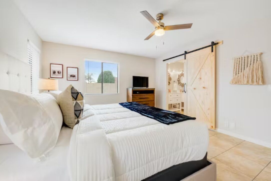 3 habitaciones, tabla de planchar con plancha, wifi y ropa de cama 