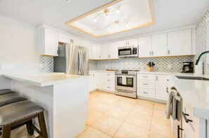 Mikrowelle, Ofen, Herdplatte, Geschirrspüler