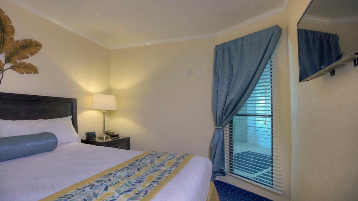 Cozy 1BR Condo w/ Bay Views & 2 Queen Beds