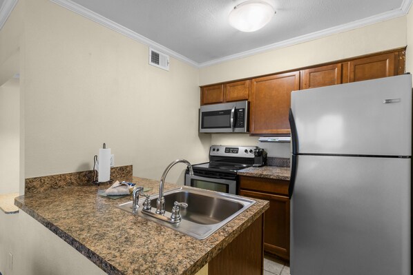 Refrigerador, microondas, horno y parrilla de estufa 