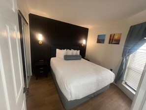 2 bedrooms, desk, WiFi, bed sheets