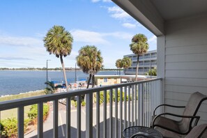 Property grounds - 1BR Condo w/ Pool View, 2 Queens & Private Beach (Tampa)