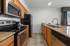 Fridge, microwave, oven, stovetop - 2BR/2BA Condo w/ Bay View, King & Queen Beds (Tampa)