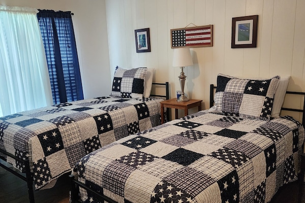 3 habitaciones, escritorio, tabla de planchar con plancha y wifi gratis