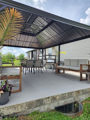 Outdoor dining - Welcome to our charming farmhouse retreat nestled in the Kentucky countryside. (Corinth)