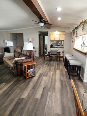 Téléviseur connecté, lecteur de DVD, livres, sélection de films