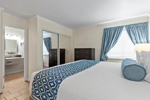 3 bedrooms, WiFi, bed sheets - Family 2BR w/ Pool View, Balcony & Private Beach (Tampa)