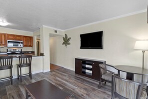 Dining - Family 2BR w/ Pool View, Balcony & Private Beach (Tampa)
