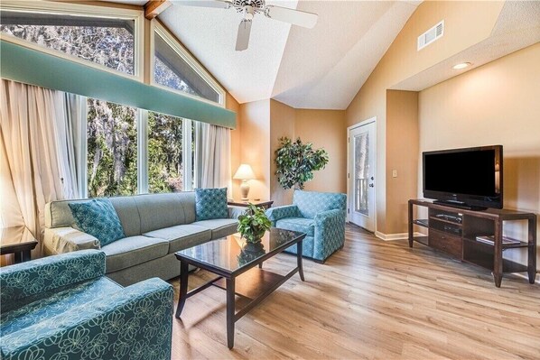 TV - Lovely 2-bedroom Condo on Hilton Head Island inside Shipyard Plantation (Hilton Head Island)