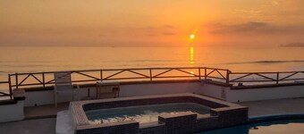 Casa Luna - Large Oceanfront Villa - sleeps 20+  pool, jacuzzi, beachfront & bbq