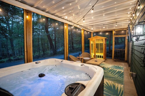 Blue Ridge Bliss 9BR/6BA: 2 Homes Across the Street from each other! Sleeps 24