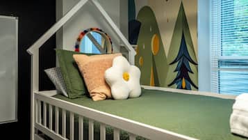 9 habitaciones, escritorio y tabla de planchar con plancha