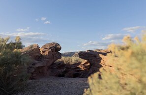 Un paisaje natural con formaciones rocosas y vegetación escasa.
